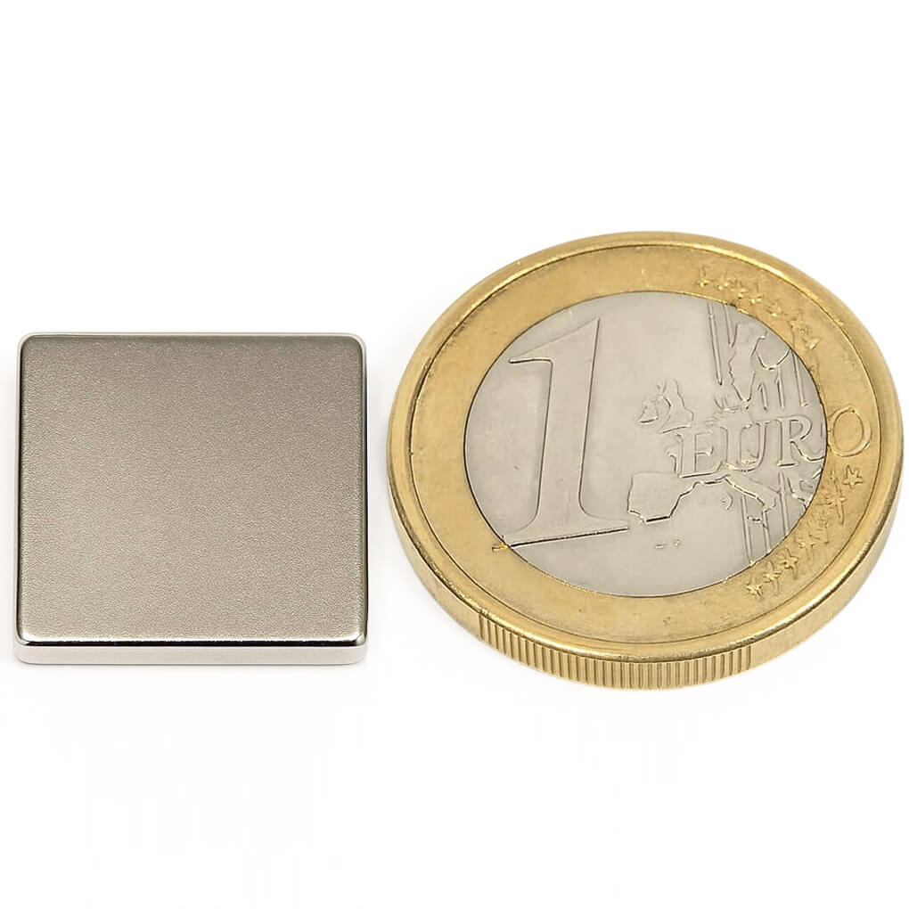Aimant néodyme bloc 15x15x3mm, puissance 3.4kg 46 Aimant néodyme bloc 15x15x3mm, puissance 3.4kg